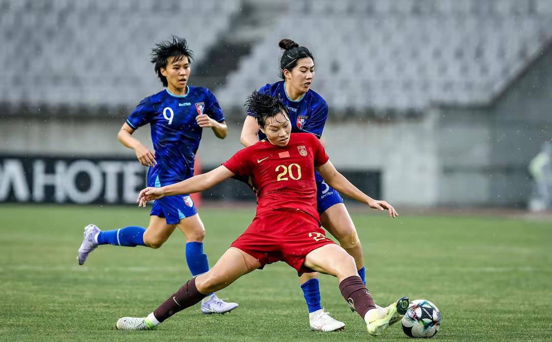 中国女足队员在比赛中拼尽全力,再次证明实力是什么